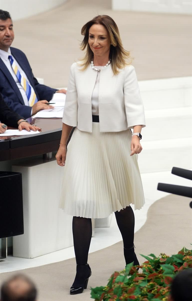 CHP'li Aylin Nazlıaka'nın kıyafeti şaşırttı - 2