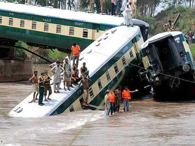 Pakistan'da tren kazası: 13 ölü, 150 yaralı