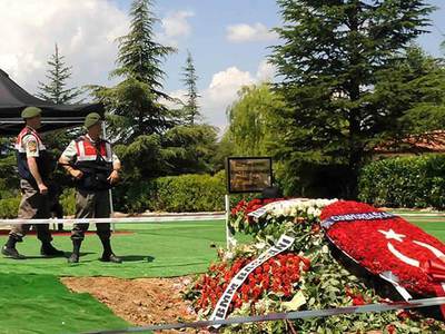 Demirel'in mezarına 24 saat koruma