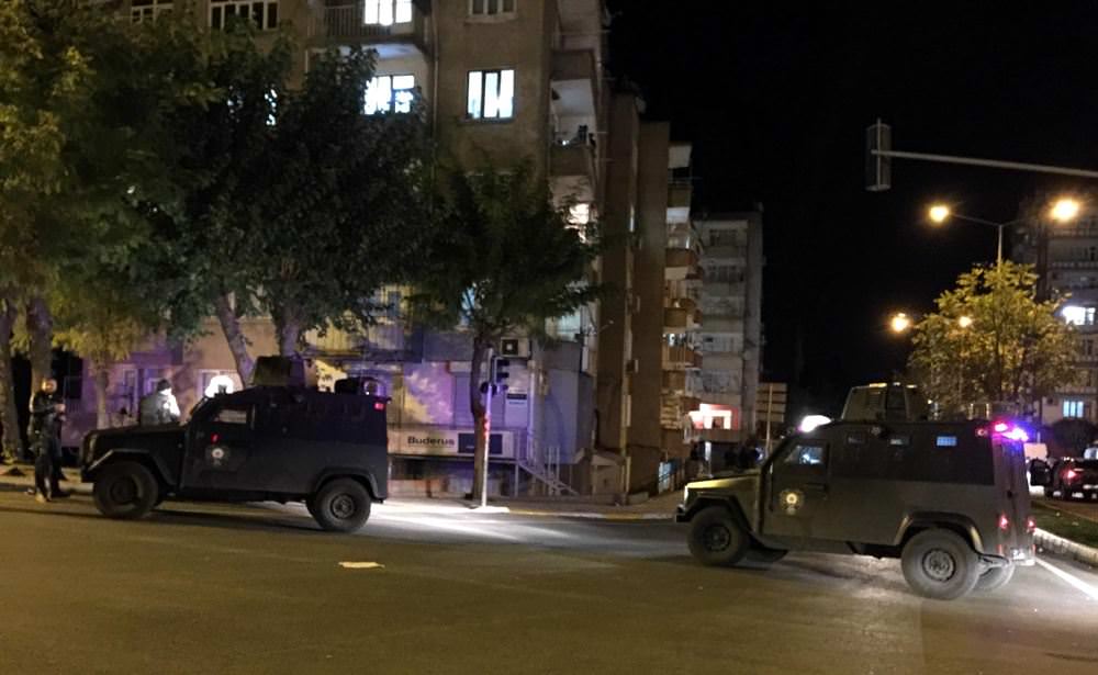 Diyarbakır'da askeri konvoya saldırı
