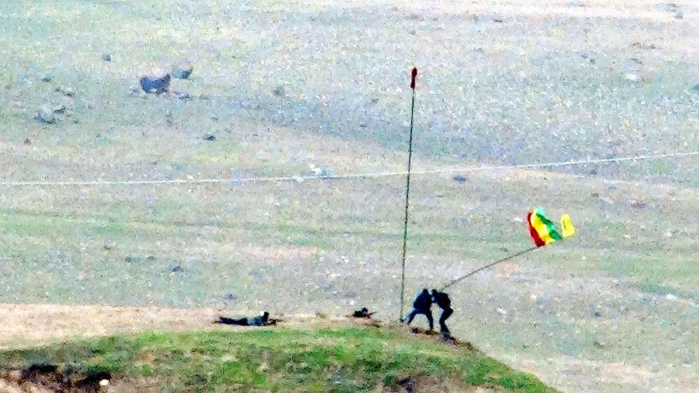 Cizre'de teröristler tepeye yine PKK flaması asmaya kalkışınca çatışma çıktı