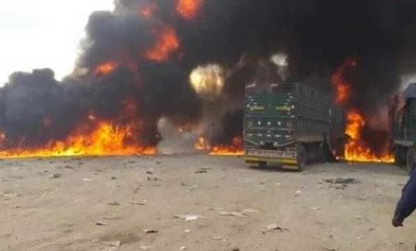 Rus uçakları Kilis sınırında TIR'ları vurdu