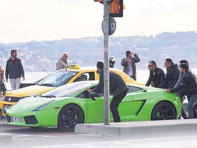 Lamborghini, yolda kaldı ittiler!