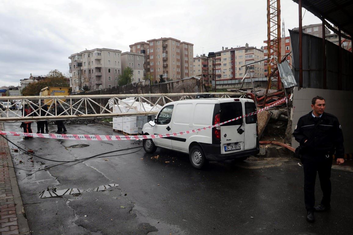 Küçükçekmece'de kule vinç devrildi