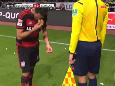 Hakan'dan Almanlara ekmek dersi!
