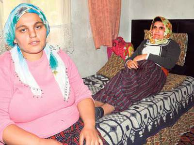 Kocasının eski karısına bakıyor