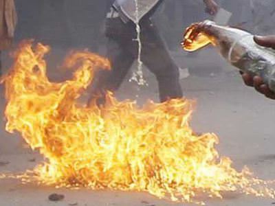 Park halindeki araçlara molotofkokteyl atıldı
