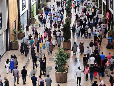 Erkekler AVM gezmede kadınları 'solladı'