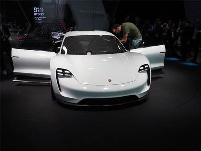 Porsche'den elektrikliye 1 milyar dolar yatırım