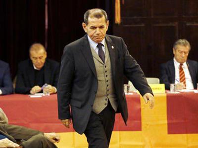 Sinirlendi toplantıyı terk etti