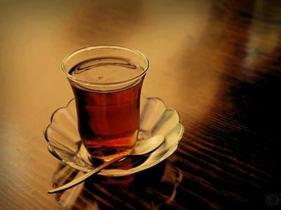 Bir bardak çay içti, 35 bin lirası dolandırıldı
