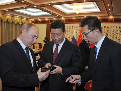 Putin’in ‘çift ekranlı’ telefonu YotaPhone 2 Türkiye’de