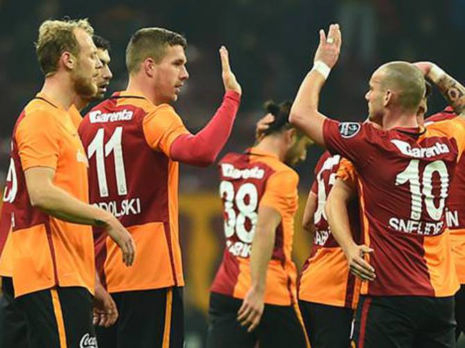 Aslan kupada yarasını sarmak istiyor