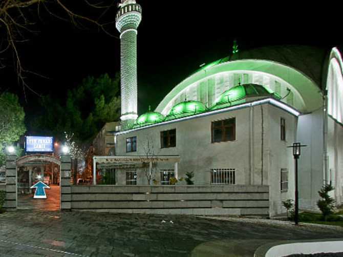 Cami hoparlöründen İbrahim Tatlıses dinlettiler!
