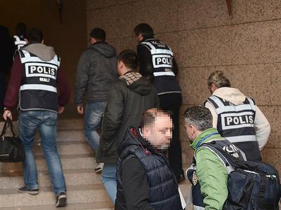 İzmir'deki 'Paralel Yapı' operasyonunda 10 tutuklama