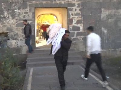 PKK yakıyor, halk kaçıyor
