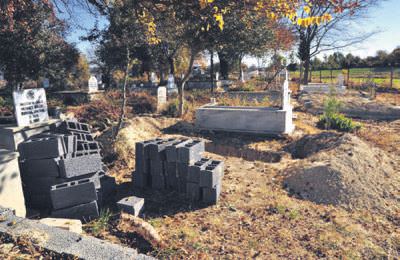 Ölmeden salâsı verildi, mezarı kazıldı - 1