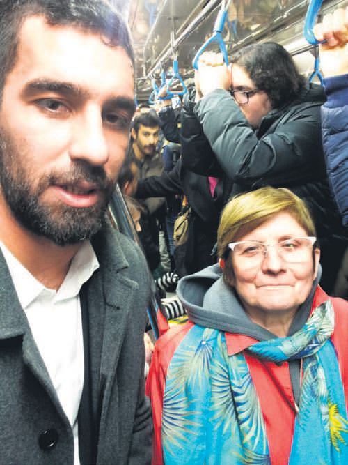 Cihan Teyze'nin Arda'yla 'metro selfie'si - 1