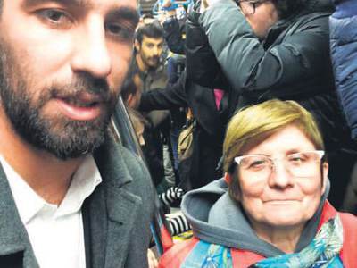 Cihan Teyze'nin Arda'yla 'metro selfie'si