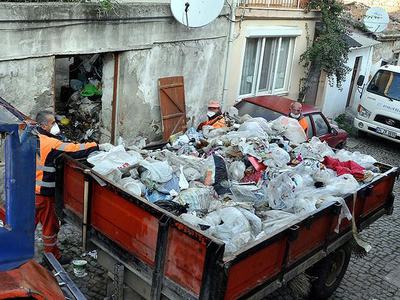 Evden 3 traktör dolusu çöp çıktı