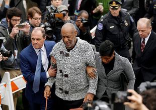Bill Cosby tecavüzle suçlandı kefaletle serbest kaldı