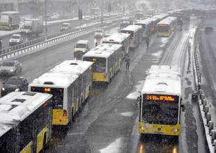 Küçükçekmece'de metrobüs kazası kaldırıldı