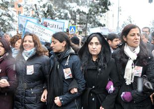 Yüksekdağ'ın da bulunduğu gruptan polise saldırı