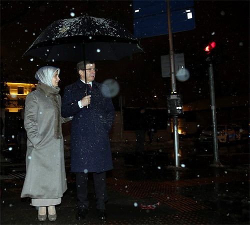 Başbakan Davutoğlu eşiyle gezintiye çıktı