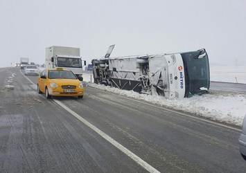 Kırşehir'de iki yolcu otobüs devrildi: 57 yaralı