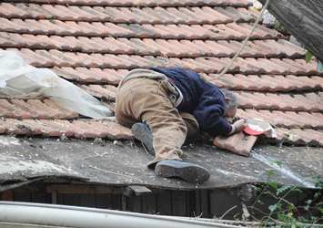 Tamir için çıktığı çatıda kalp krizinden öldü