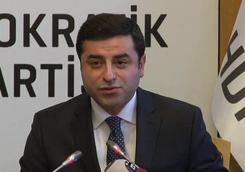 Selahattin Demirtaş şimdi de teröristlerin ellerini öptü