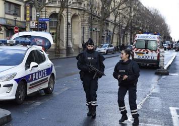 Paris'te karakola saldırı girişimi