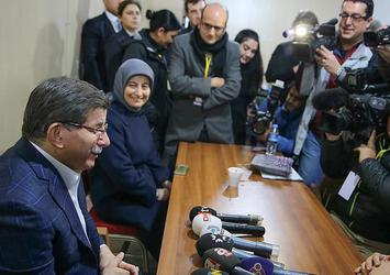Davutoğlu gazetecilerle sohbet etti