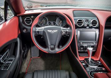 Bentley ‘taş’ gibi kokpit üretti