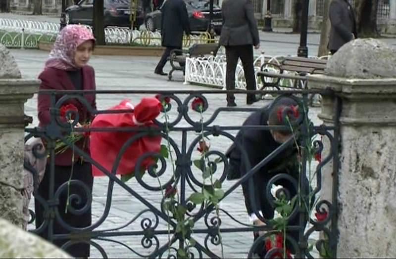 Ahmet Davutoğlu Sultanahmet’te karanfil bıraktı