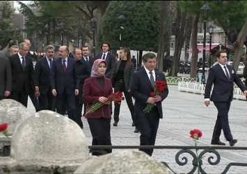 Ahmet Davutoğlu Sultanahmet'te karanfil bıraktı