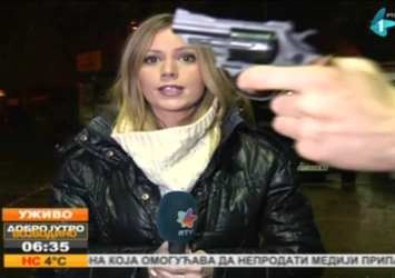 Canlı yayında muhabire silah şoku