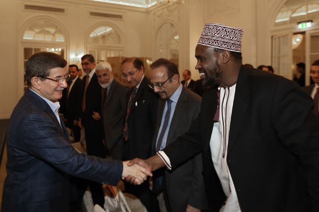 Davutoğlu kitapları görünce dayanamadı - 1