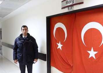 Şehidin kız arkadaşı kapıdan ayrılmadı