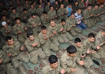 Askeri personel yasaksız ilk Cuma namazını kıldı