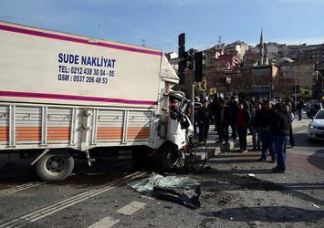 Kamyon ile belediye otobüsü çarpıştı!