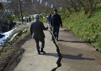 Giresun'da heyelan köyü ikiye ayırdı