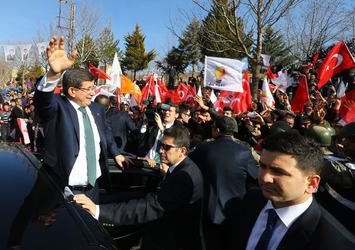 Davutoğlu sloganlara dayanamadı ve...