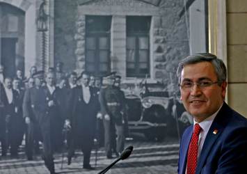CHP’li Necati Yılmaz Atatürk posterinin önünde açıklama yaptı