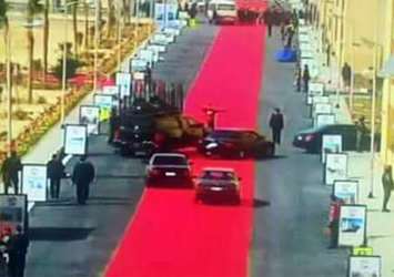 Mısır'da Sisi'nin konvoyuna kırmızı halı serildi