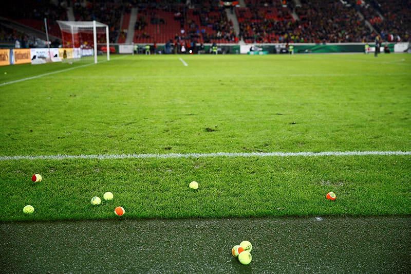 Taraftar isyan etti, sahaya tenis topu attı