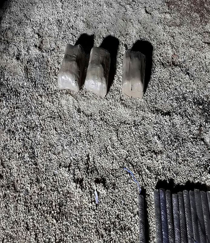 Sınırda canlı bomba yeleği ele geçirildi - 1