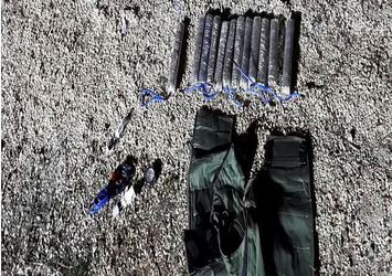 Sınırda canlı bomba yeleği ele geçirildi