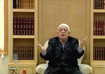 Gülen beddualarını unuttu