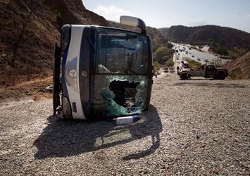 Huracan kafilesini taşıyan otobüs devrildi